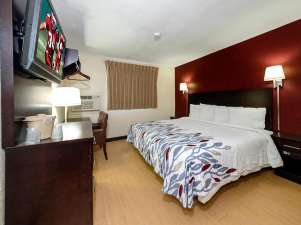 Red Roof Inn Jacksonville - Cruise Port : photo 1 de la chambre chambre lit king-size standard - non-fumeurs