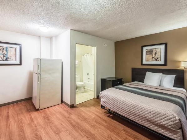 HomeTowne Studios by Red Roof Orlando South : photo 3 de la chambre studio queen room smoking