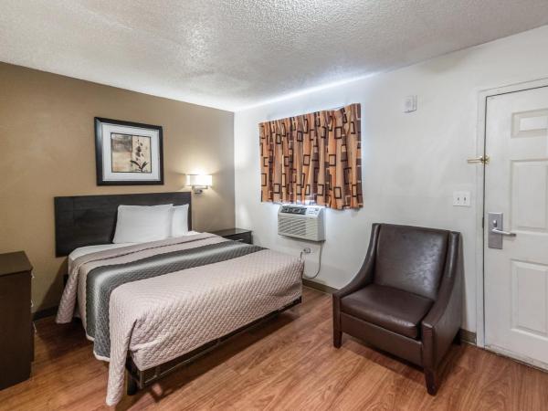 HomeTowne Studios by Red Roof Orlando South : photo 5 de la chambre studio queen room smoking