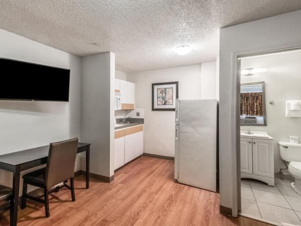 HomeTowne Studios by Red Roof Orlando South : photo 6 de la chambre studio queen room smoking