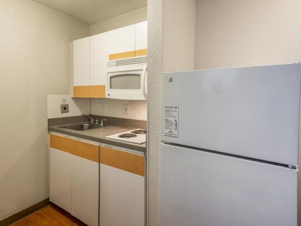 HomeTowne Studios by Red Roof Orlando South : photo 6 de la chambre studio avec 2 lits jumeaux - non-fumeurs