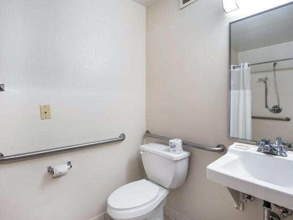 HomeTowne Studios by Red Roof Colorado Springs - Airport : photo 5 de la chambre chambre studio lit queen-size - accessible aux personnes à mobilité réduite - non-fumeurs