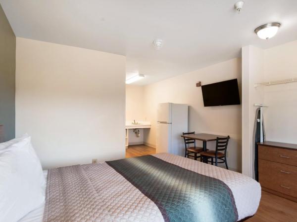 HomeTowne Studios by Red Roof Colorado Springs - Airport : photo 4 de la chambre chambre studio lit queen-size - accessible aux personnes à mobilité réduite - non-fumeurs