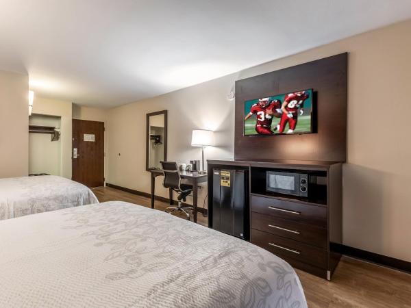Red Roof Inn PLUS & Suites Houston - IAH Airport SW : photo 2 de la chambre  deluxe room with two queen beds smoke free