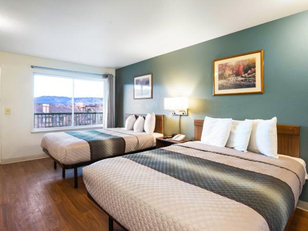 HomeTowne Studios by Red Roof Colorado Springs - Airport : photo 2 de la chambre studio room with two double beds non-smoking