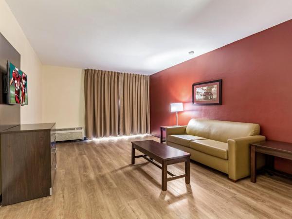 Red Roof Inn PLUS & Suites Houston - IAH Airport SW : photo 4 de la chambre suite lit king-size - non-fumeurs