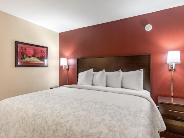 Red Roof Inn PLUS & Suites Houston - IAH Airport SW : photo 1 de la chambre suite lit king-size - non-fumeurs
