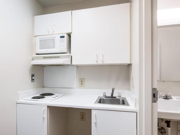 HomeTowne Studios by Red Roof Colorado Springs - Airport : photo 2 de la chambre chambre studio lit queen-size - accessible aux personnes à mobilité réduite - non-fumeurs