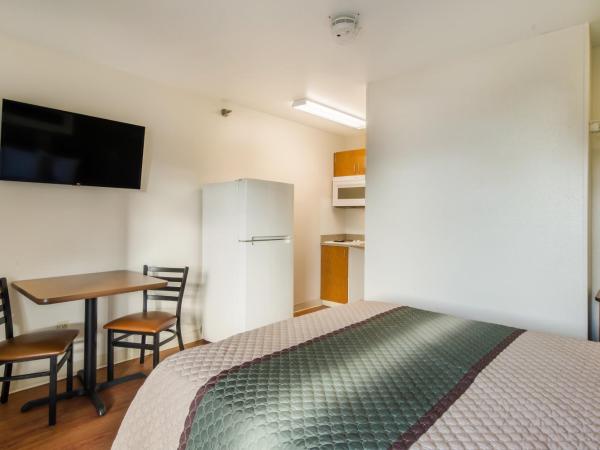 HomeTowne Studios by Red Roof Denver - Glendale/ Cherry Creek : photo 2 de la chambre studio with one double bed non-smoking