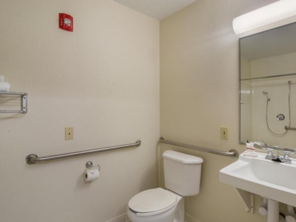 HomeTowne Studios by Red Roof Denver - Glendale/ Cherry Creek : photo 4 de la chambre studio with one queen bed - disability access/non smoking