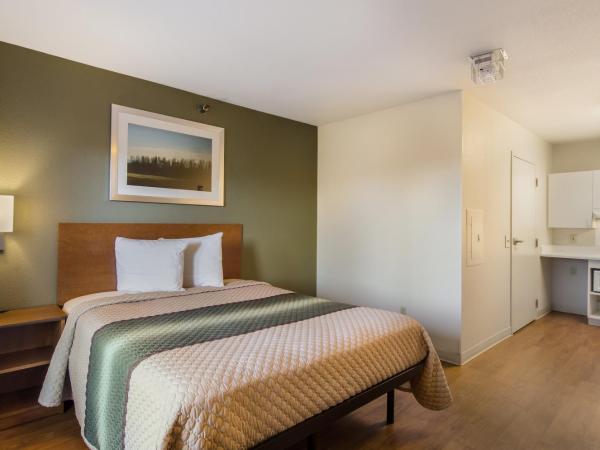 HomeTowne Studios by Red Roof Denver - Glendale/ Cherry Creek : photo 1 de la chambre studio with one double bed non-smoking