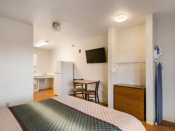 HomeTowne Studios by Red Roof Denver - Glendale/ Cherry Creek : photo 2 de la chambre studio with one queen bed - disability access/non smoking