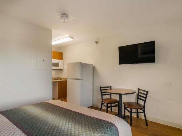 HomeTowne Studios by Red Roof Denver - Glendale/ Cherry Creek : photo 2 de la chambre studio with one queen bed non-smoking