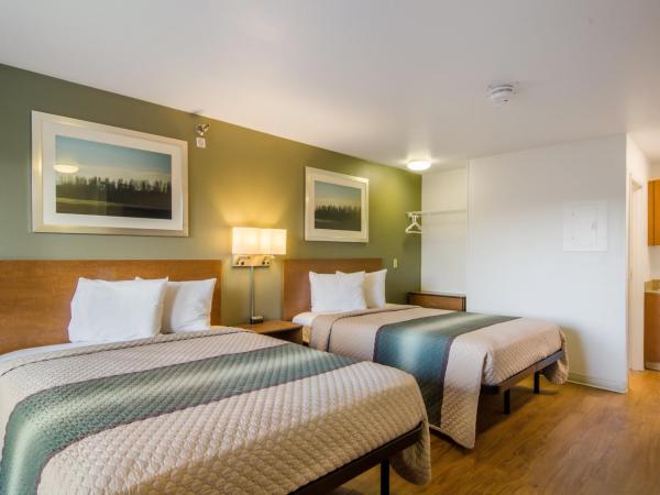 HomeTowne Studios by Red Roof Denver - Glendale/ Cherry Creek : photo 1 de la chambre studio with two double beds non-smoking