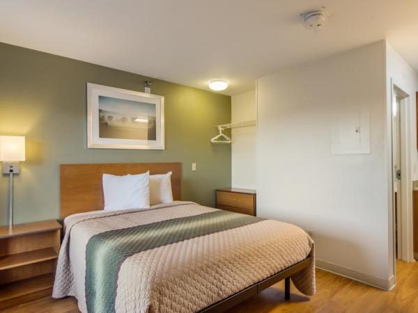 HomeTowne Studios by Red Roof Denver - Glendale/ Cherry Creek : photo 1 de la chambre studio with one queen bed non-smoking