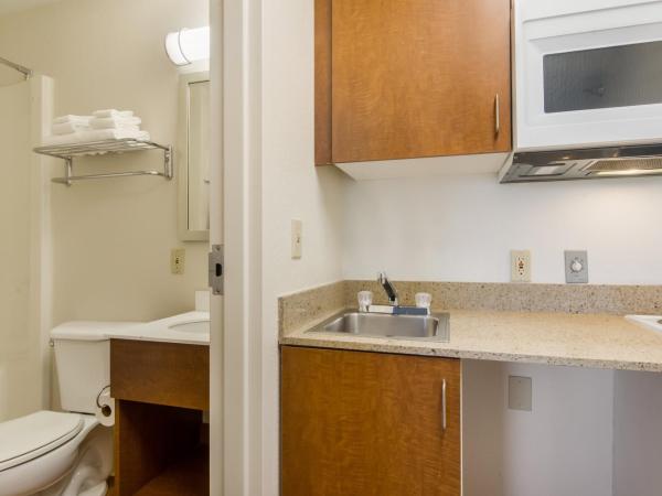 HomeTowne Studios by Red Roof Denver - Glendale/ Cherry Creek : photo 3 de la chambre studio with one queen bed non-smoking