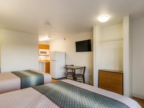 HomeTowne Studios by Red Roof Denver - Glendale/ Cherry Creek : photo 2 de la chambre studio with two double beds non-smoking