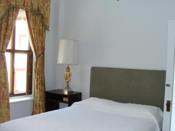 Au Petit Hôtel : photo 2 de la chambre chambre double avec 2 lits doubles