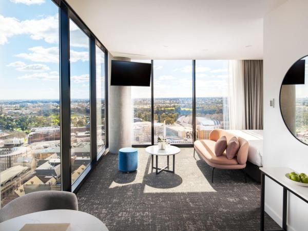 Crowne Plaza Adelaide, an IHG Hotel : photo 1 de la chambre suite junior lit king-size - vue sur ville