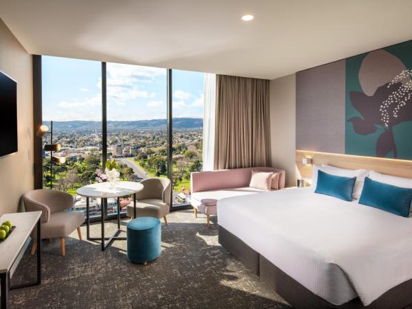 Crowne Plaza Adelaide, an IHG Hotel : photo 1 de la chambre 1 king bed premium adelaide hill view