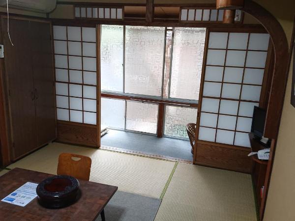 Wajimaya Ryokan : photo 8 de la chambre chambre lits jumeaux avec salle de bains commune