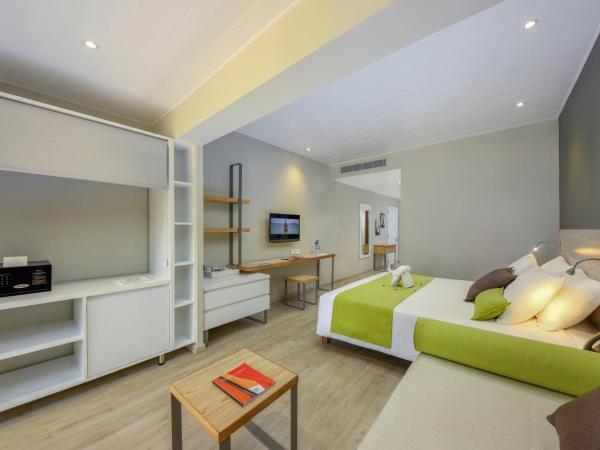 Mauricia Beachcomber Resort & Spa : photo 1 de la chambre chambre supérieure (2 adultes + 1 enfant de plus de 5 ans)