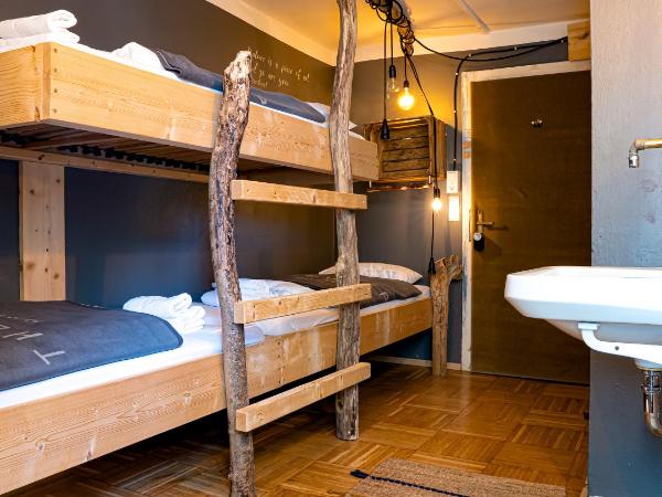 The Keep Eco Rooms : photo 7 de la chambre privat triple room with private bathroom and shared toilet