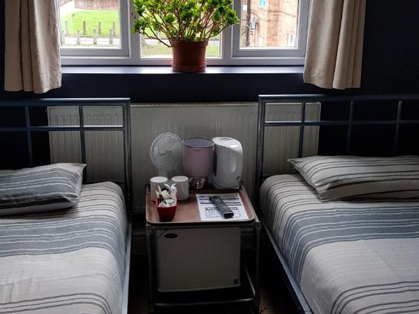 Hour Glass Hotel : photo 7 de la chambre chambre lits jumeaux avec salle de bains commune