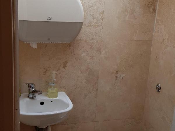 Hour Glass Hotel : photo 8 de la chambre chambre lits jumeaux avec salle de bains commune