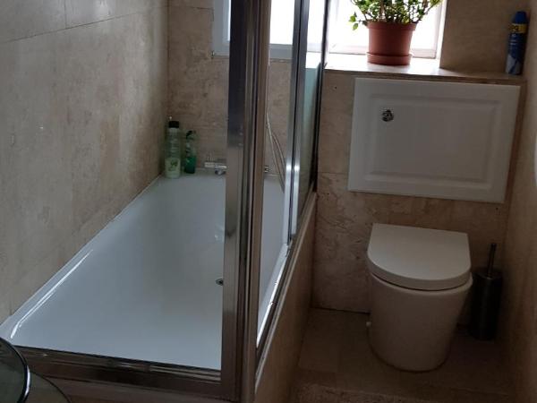 Hour Glass Hotel : photo 9 de la chambre chambre lits jumeaux avec salle de bains commune