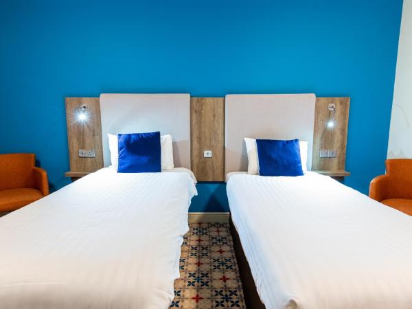 Cairn Hotel & Apartments : photo 8 de la chambre chambre lits jumeaux