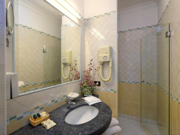 Le Querce Resort Sea Thermae & Spa : photo 1 de la chambre chambre double classique avec vue latérale sur la mer