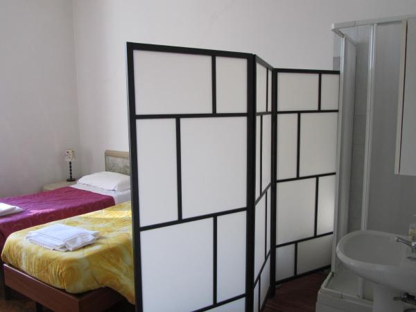 Hotel Gambara : photo 5 de la chambre chambre triple avec salle de bains commune