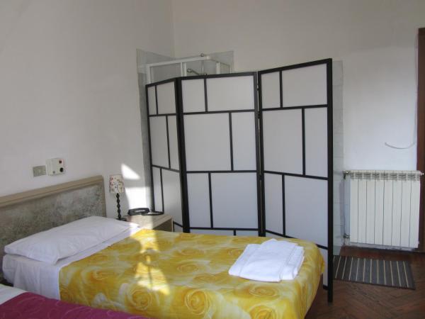 Hotel Gambara : photo 4 de la chambre chambre triple avec salle de bains commune