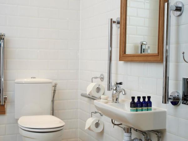 Principal York : photo 4 de la chambre chambre double pour personnes à mobilité réduite avec douche accessible en fauteuil roulant