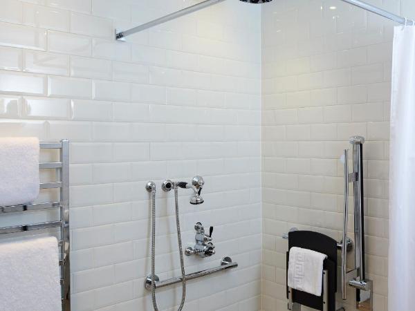 Principal York : photo 5 de la chambre chambre double pour personnes à mobilité réduite avec douche accessible en fauteuil roulant