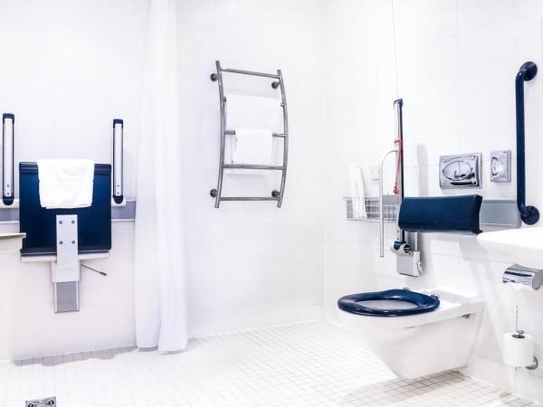 The Met Hotel Leeds : photo 9 de la chambre chambre double pour personnes à mobilité réduite avec douche accessible en fauteuil roulant