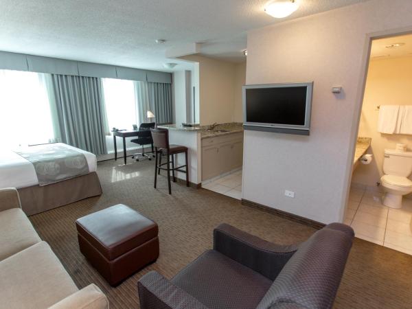 Campus Tower Suite Hotel : photo 7 de la chambre studio premium avec cuisine complète et lit queen-size