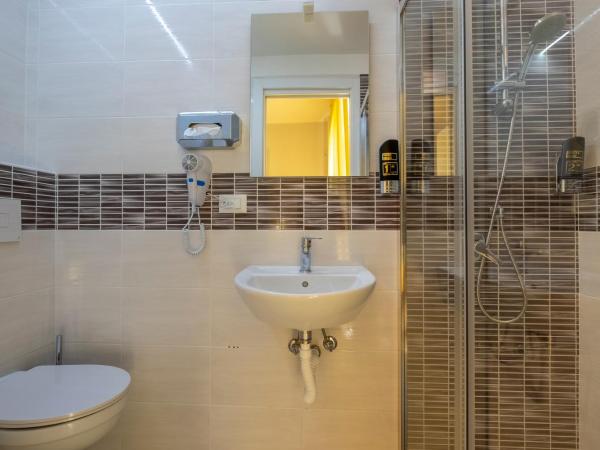 Hotel Giumer : photo 1 de la chambre chambre familiale avec balcon