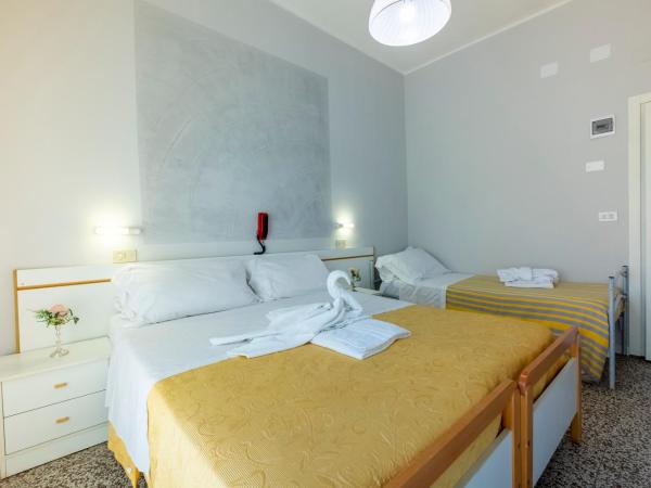 Hotel Giumer : photo 4 de la chambre chambre triple