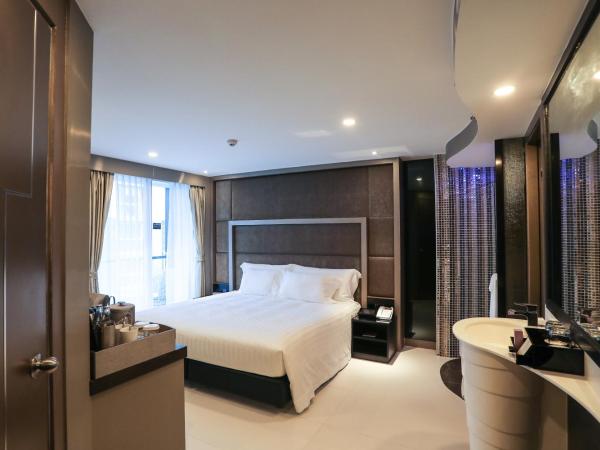 Centara Azure Hotel Pattaya : photo 2 de la chambre chambre de luxe - vue sur piscine