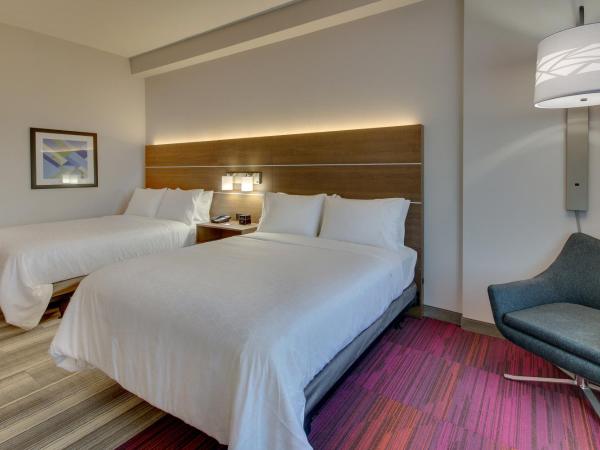 Holiday Inn Express & Suites - Nashville MetroCenter Downtown, an IHG Hotel : photo 6 de la chambre standard queen room with two queen beds and mobility accessible tub