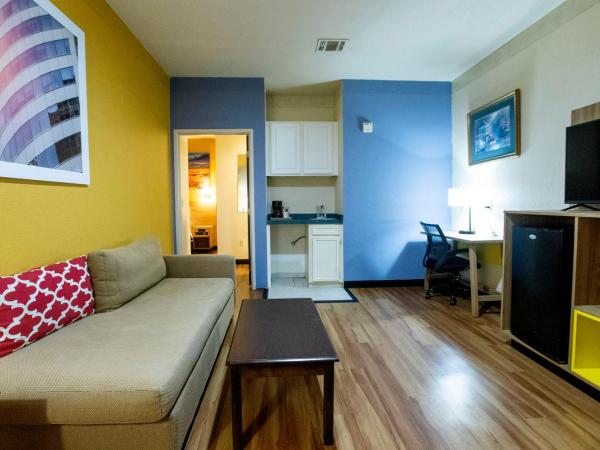 Days Inn & Suites by Wyndham Houston North/Aldine : photo 5 de la chambre chambre lit king-size deluxe - fumeurs