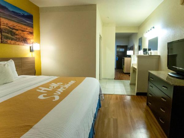 Days Inn & Suites by Wyndham Houston North/Aldine : photo 2 de la chambre chambre lit king-size - accessible aux personnes à mobilité réduite - non-fumeurs