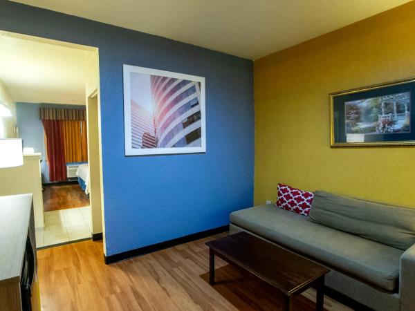 Days Inn & Suites by Wyndham Houston North/Aldine : photo 6 de la chambre chambre lit king-size - accessible aux personnes à mobilité réduite - non-fumeurs