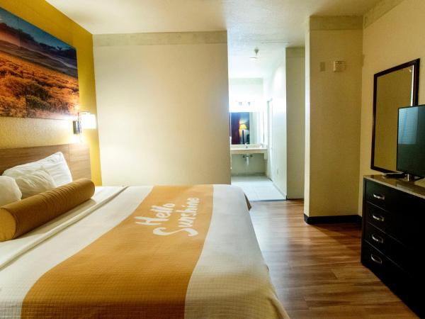 Days Inn & Suites by Wyndham Houston North/Aldine : photo 6 de la chambre chambre lit king-size deluxe - fumeurs