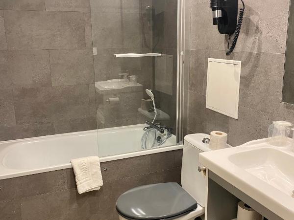 Hotel de Bordeaux : photo 4 de la chambre chambre triple standard