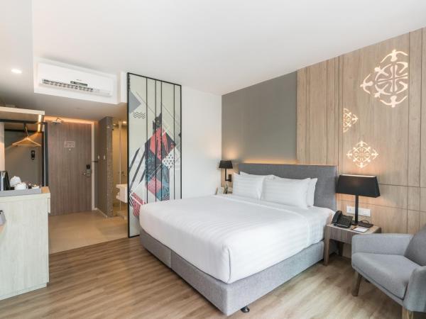 Hotel Amber Pattaya : photo 9 de la chambre chambre double de luxe - vue sur piscine