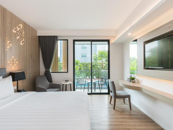 Hotel Amber Pattaya : photo 6 de la chambre chambre double de luxe - vue sur piscine
