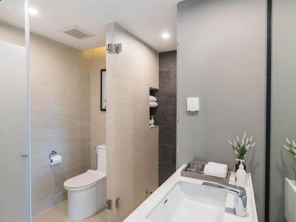 Hotel Amber Pattaya : photo 6 de la chambre chambre lits jumeaux de luxe avec vue sur la piscine